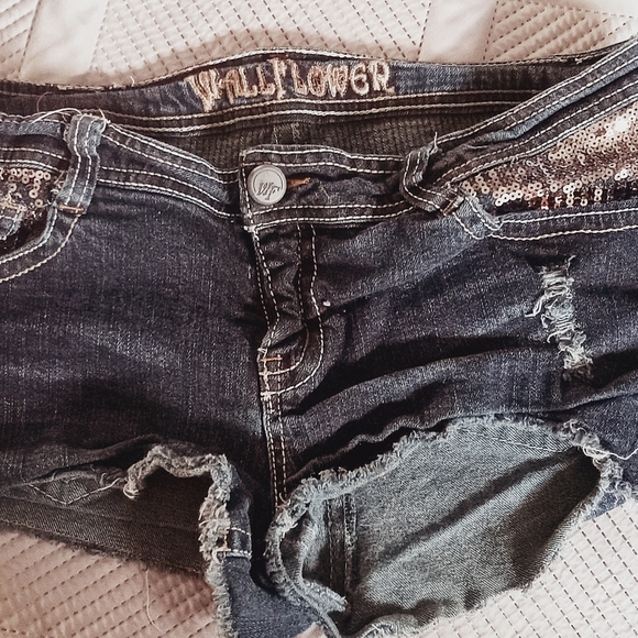 Wallflower Daisy Dukes - Picture 4 of 4